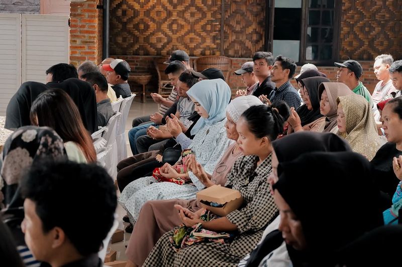 Wakil rakyat bukan hanya hadir di ruang sidang, tapi juga hadir - Foto 7